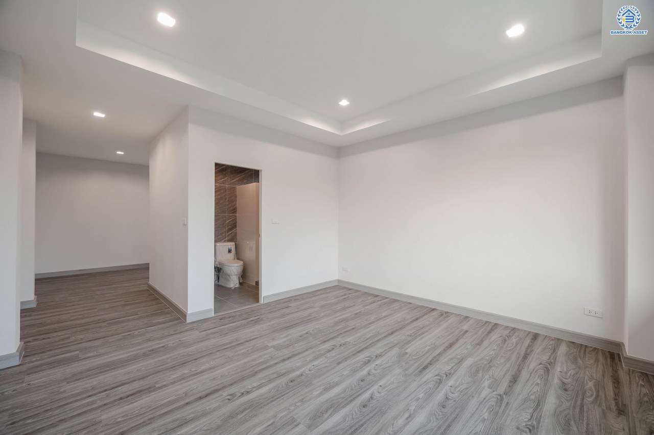 บ้านมือสองตกแต่งใหม่ โครงการ กฤษดานคร20 ปิ่นเกล้า-บรมราชชนนี เนื้อที่ 118 ตร.ว. พื้นที่ใช้สอย 612.6 ตร.ม. พร้อมฟังก์ชันจัดเต็ม 4 ห้องนอน 4 ห้องน้ำ 1 ห้องแม่บ้าน จอดรถได้ 3 คัน บนทำเลเชื่อมต่อเมืองอย่างรวดเร็ว ใกล้ทางคู่ขนานลอยฟ้าบรมราชชนนี ทางด่วน "กาญจนาภิเษก" ม.มหิดล เซ็นทรัลปิ่นเกล้า และตลาดสดธนบุรี